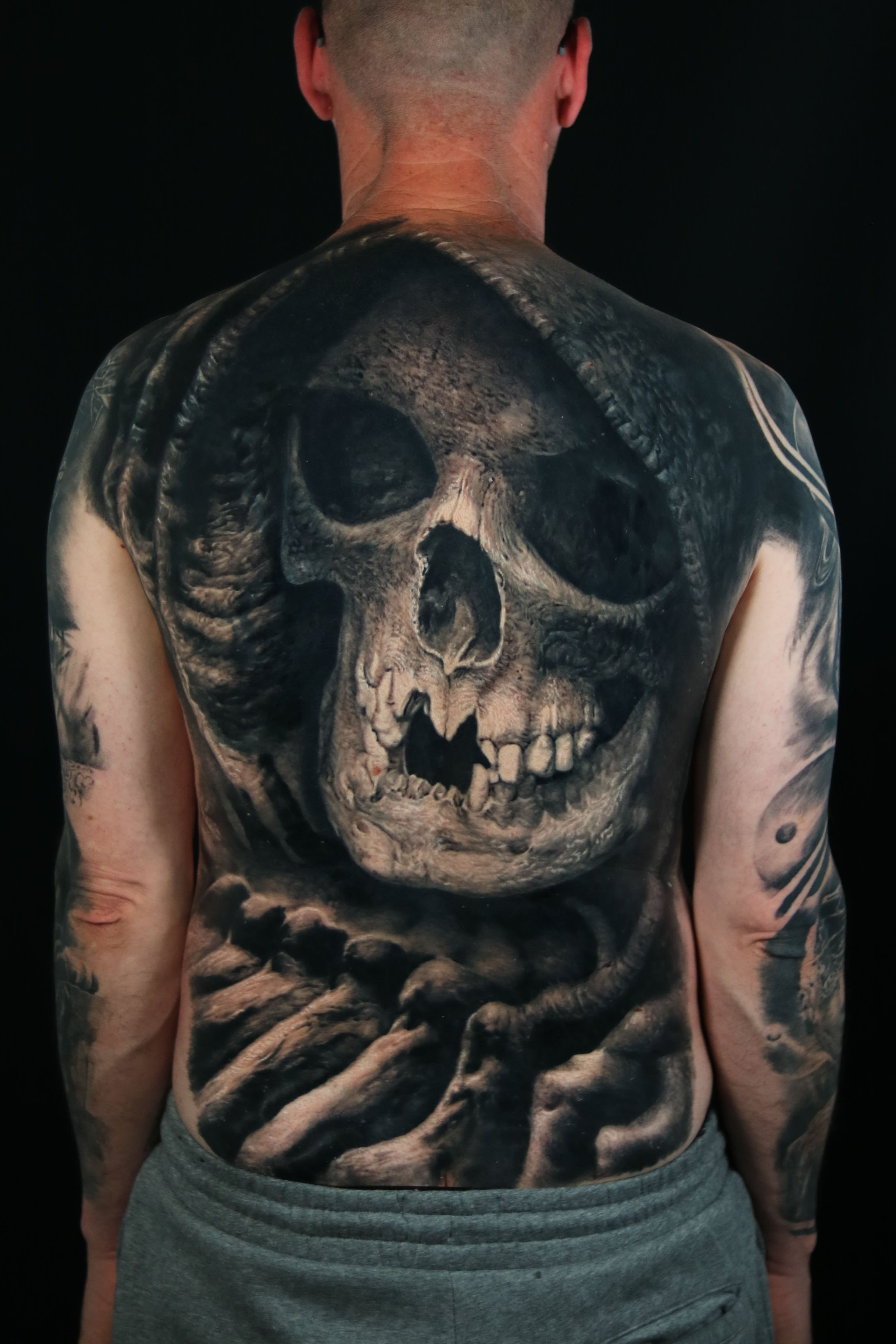 tatuaje de una calavera en toda la espalda completa estilo realista en grises