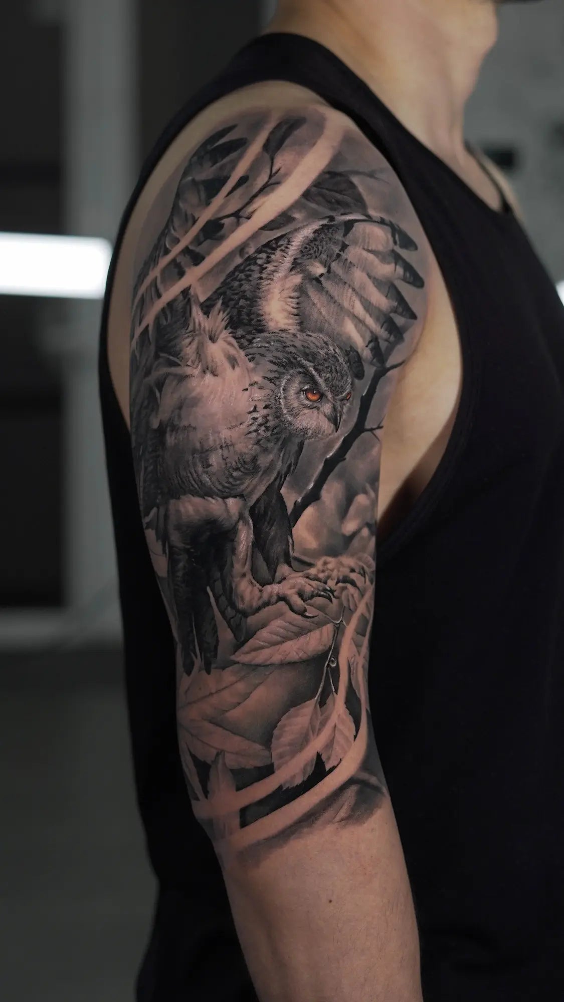 tatuaje de un búho en el brazo en grises y realista