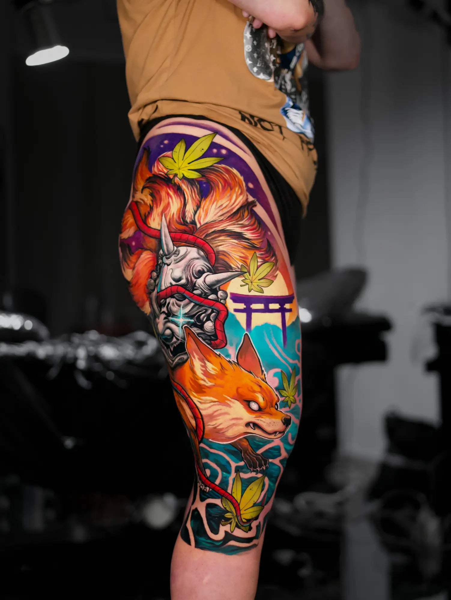 muslo completo tatuado en color en estilo japonés de un zorro