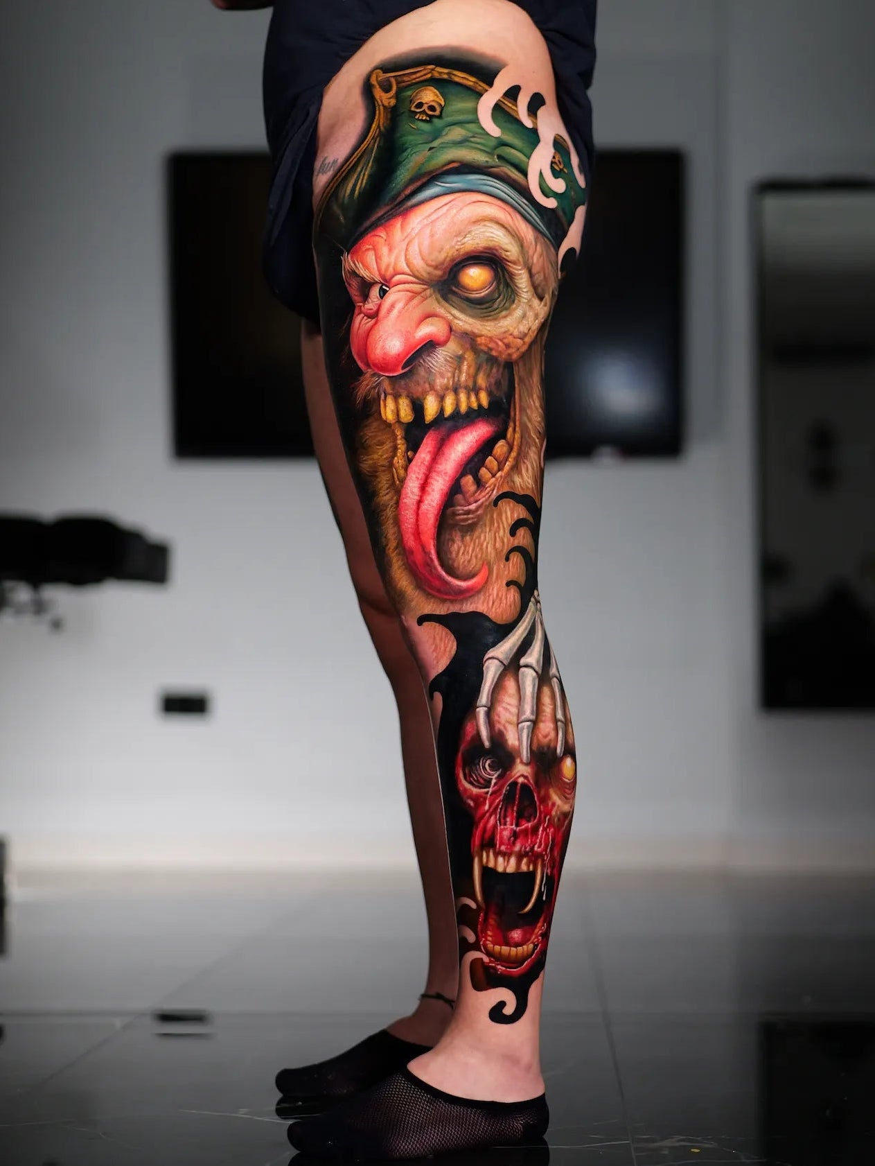 tatuaje de un pirata calavera en el muslo y pierna completa a color