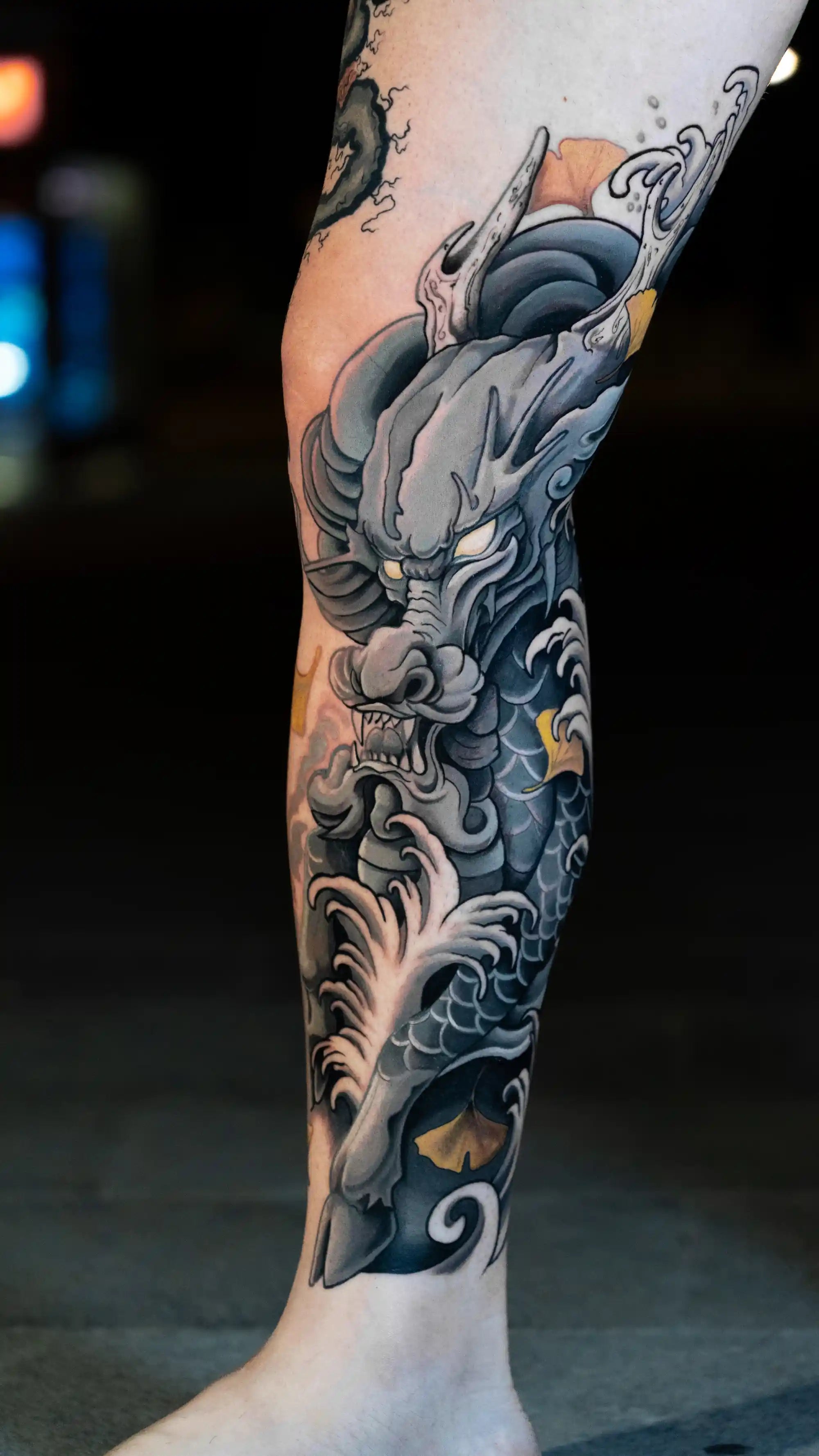 tatuaje dragón japonés en la pierna en gris