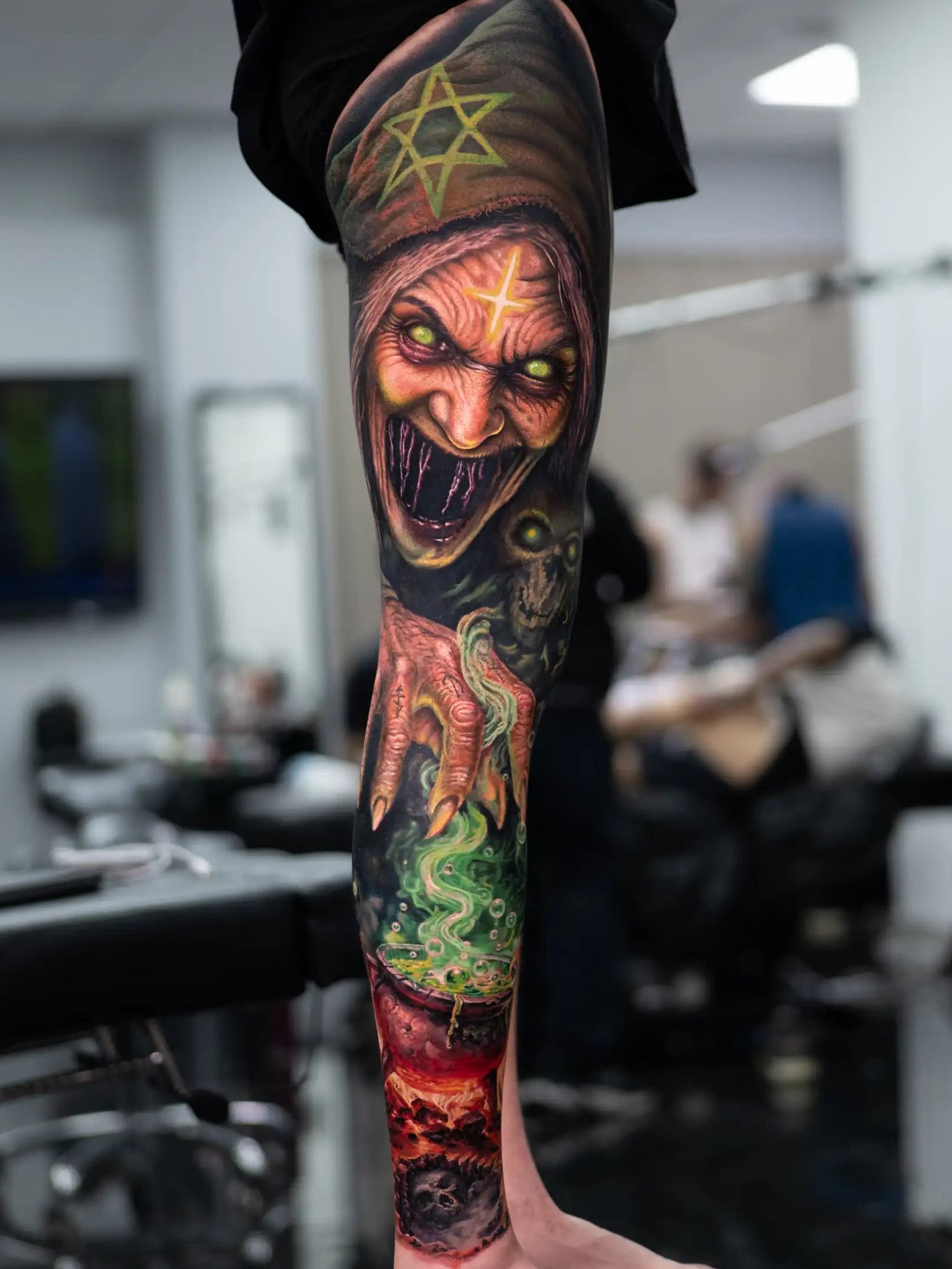 tatuaje realista de una bruja en la pierna completa a color
