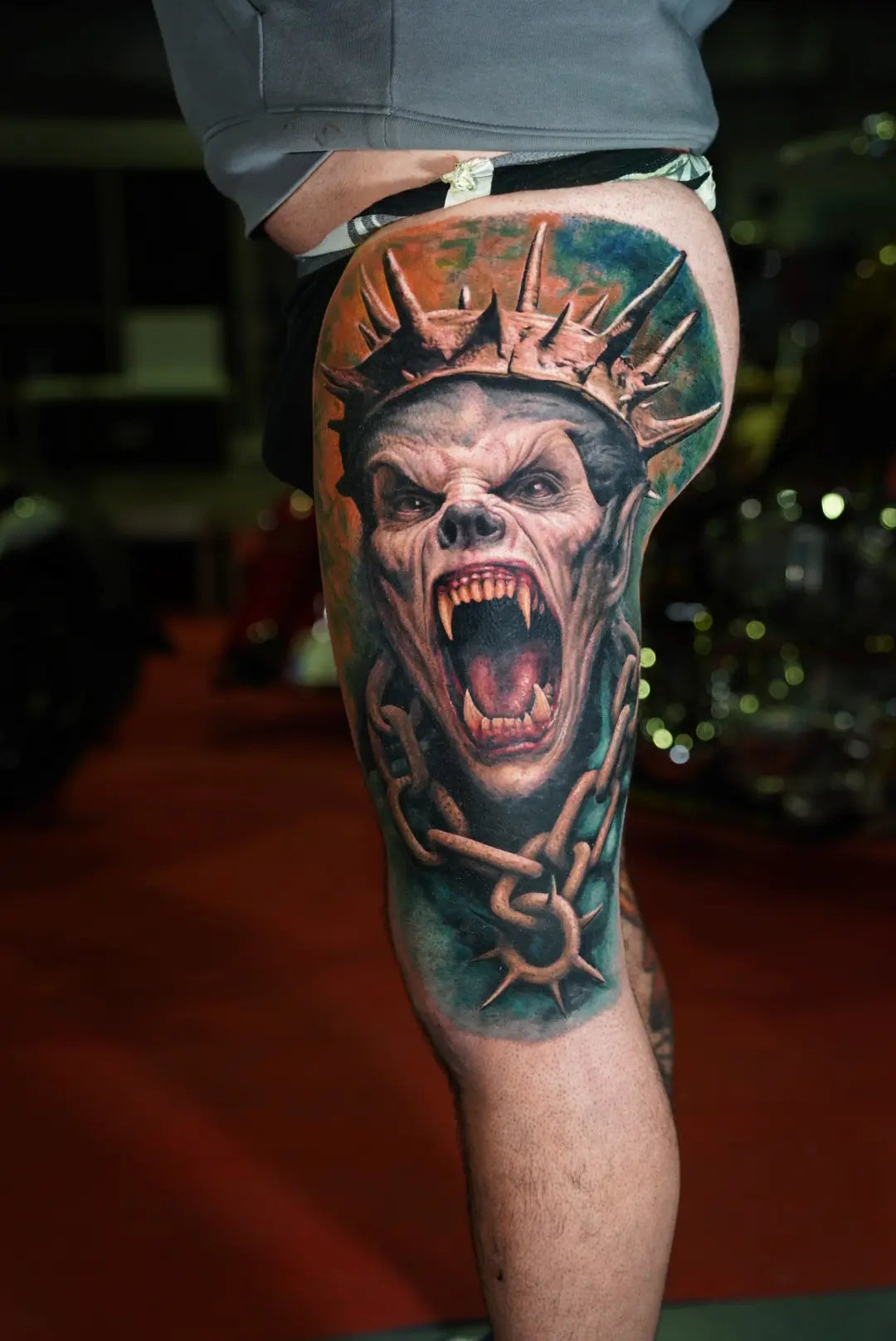 tatuaje en el muslo completo de un monstruo a color