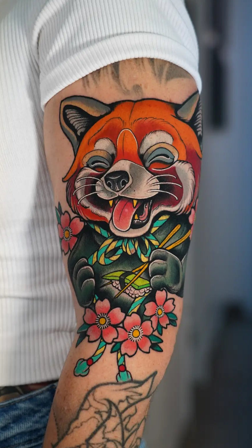 tatuaje en el brazo de un panda rojo a color en neo tradicional