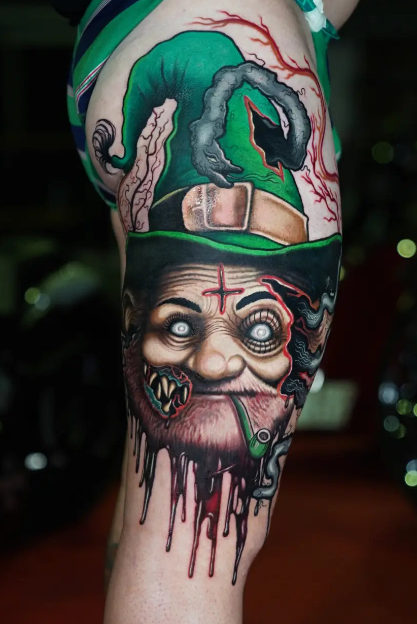 tatuaje de un gnomo ilustrativo en el muslo a color